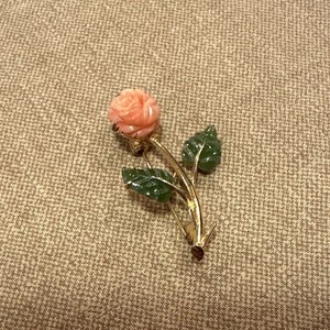 Authentic Krementz Coral And Jade Vtg Brooch Pin Gold Plated Rose Carved Flower