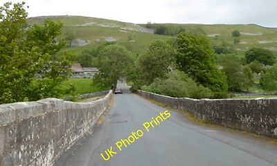 Foto 6x4 Conistone Brücke Kilnsey Eine Brücke und Damm über die Flut c2015
