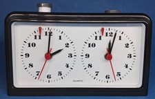 Schach, unbezeichnete alte Schachuhr mit Quarzlaufwerk, mit original Verpackung