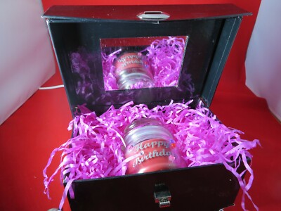 Neu Kerzenglas Beeren Duft ''''Happy Birthday'''' Ausgewählten Namen hinzufügen schwarz Waschtisch Etui