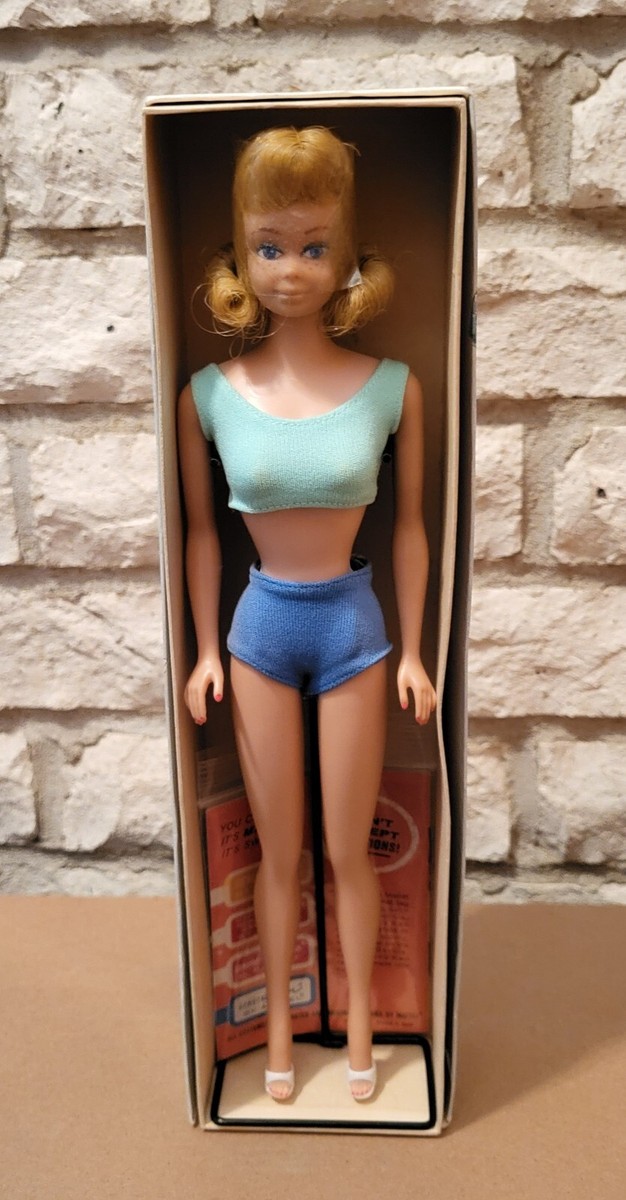 Blonde MIDGE Barbie Best Friend 1962 With Pedestal Original Box