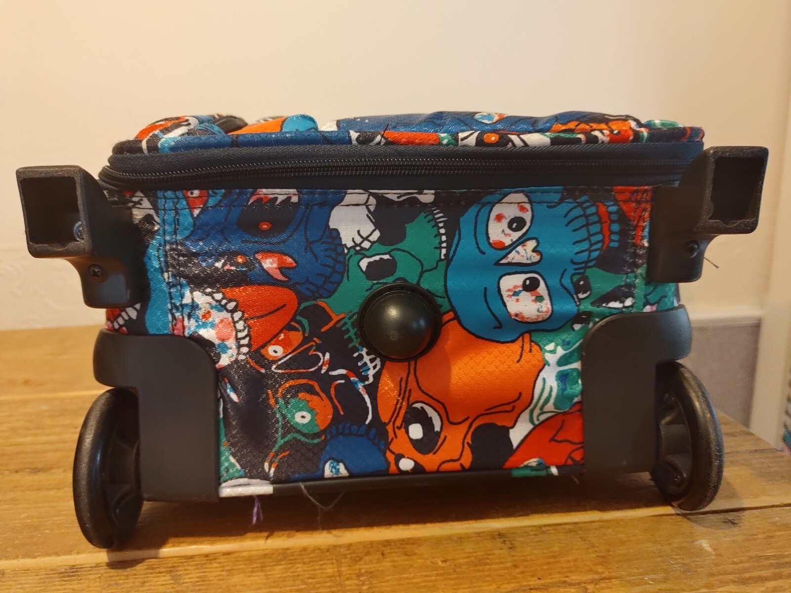 IT Luggage very light weight cabin bag bright skull design eBay