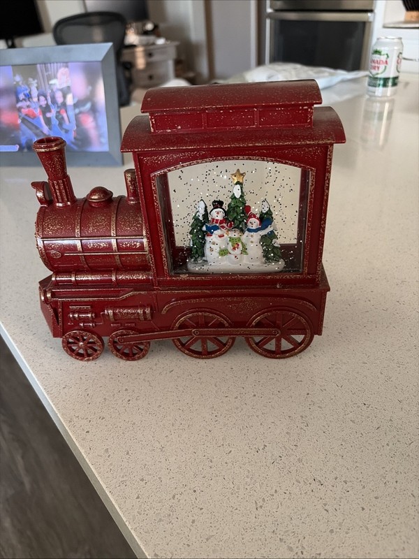 9.25 INCH LIGHTED SNOWMAN FAMILY MUSICAL WATER GLOBE TRAIN TIMER GERSON #2497420