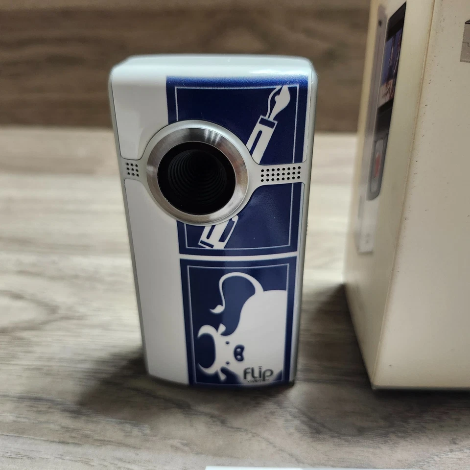 CISCO Flip Video U260 UltraHD 4 GB Camcorder White and Blue Model U260 - Image 2 of 4