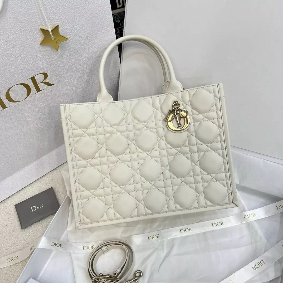 Sac bandoulière femme Christian Dior Cannage Lady Dior cuir fait main blanc