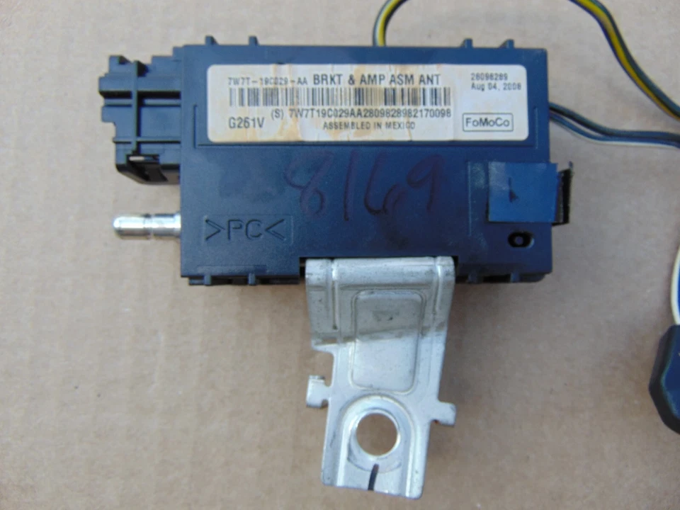 05-11 CROWN VICTORIA ANTENA TRASERA SOPORTE Y AMPLIFICADOR CONJUNTO 7W7T-19C029-AA #8169 Foto 2 de 2