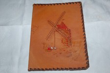 liseuse,couverture de livre en cuir ancien , moulin , chèvre , femme assise