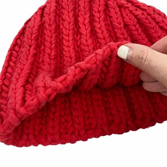 Gorra de sábado KATE SPADE roja gruesa tejida Foto 2 de 4