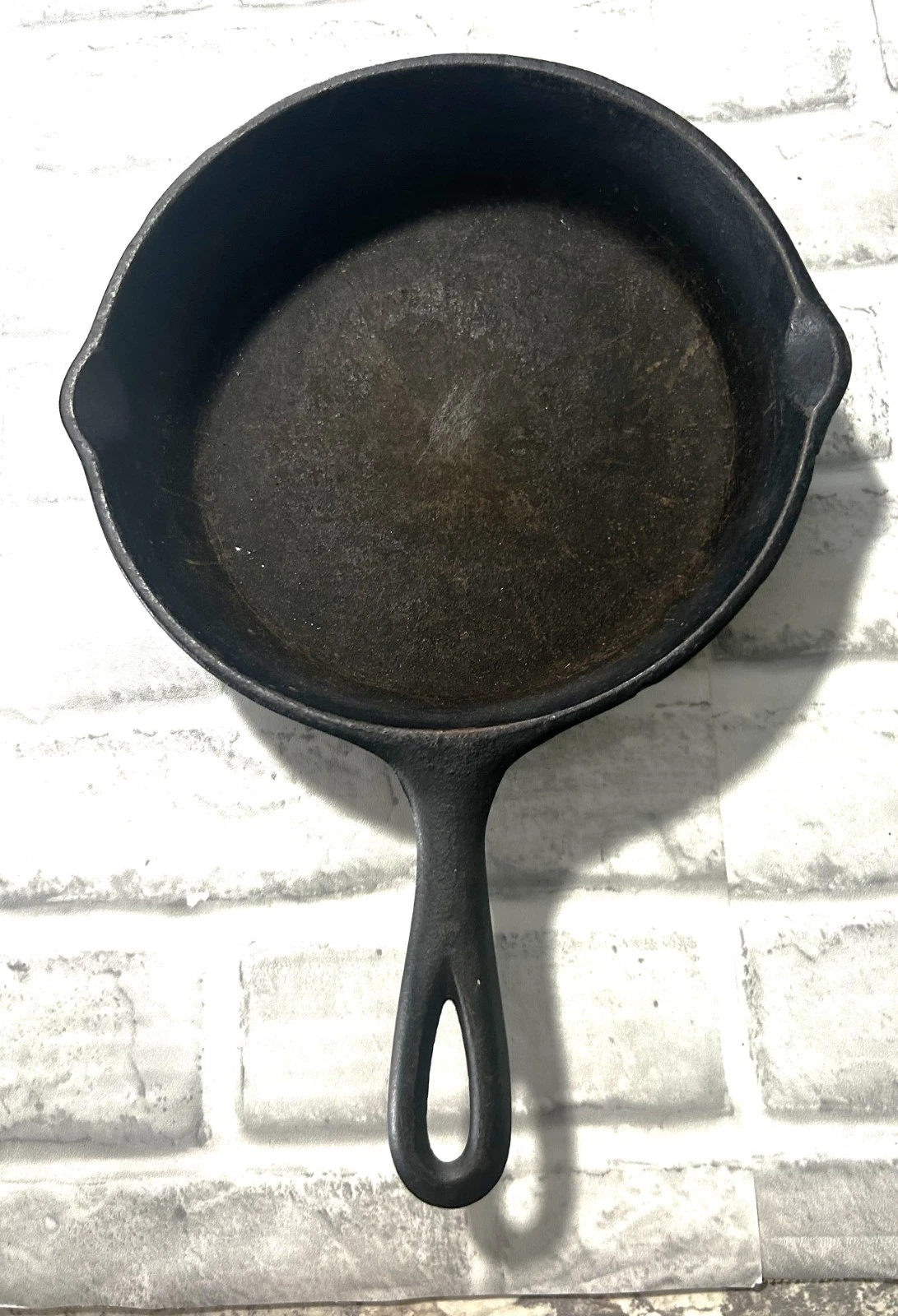 Vintage SK #5 Cast Iron Skillet 3-Notch Heat Ring Spouts Lays Flat 8"