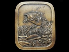 ND05136 VINTAGE 1976 LARGE MOUTH BASS HOOKED ON BAIT FISHING BELT BUCKLE