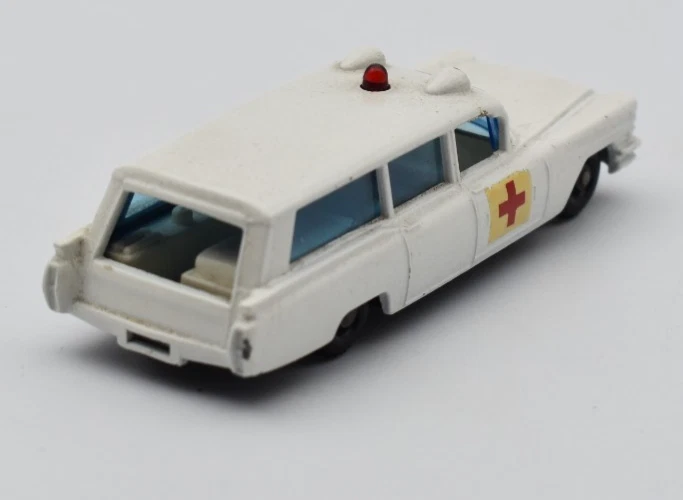 Matchbox Regular Wheels #54 S&S Cadillac Ambulance bianco. Decalcomania.... - Immagine 2 di 4