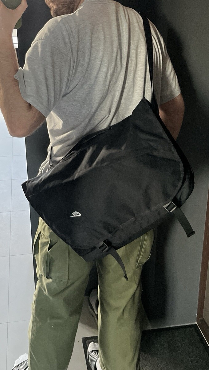 90's deuter Messenger Bag テック　NIKE Amazon.com: Nike Sportswear Essentials Messenger Bag (15L