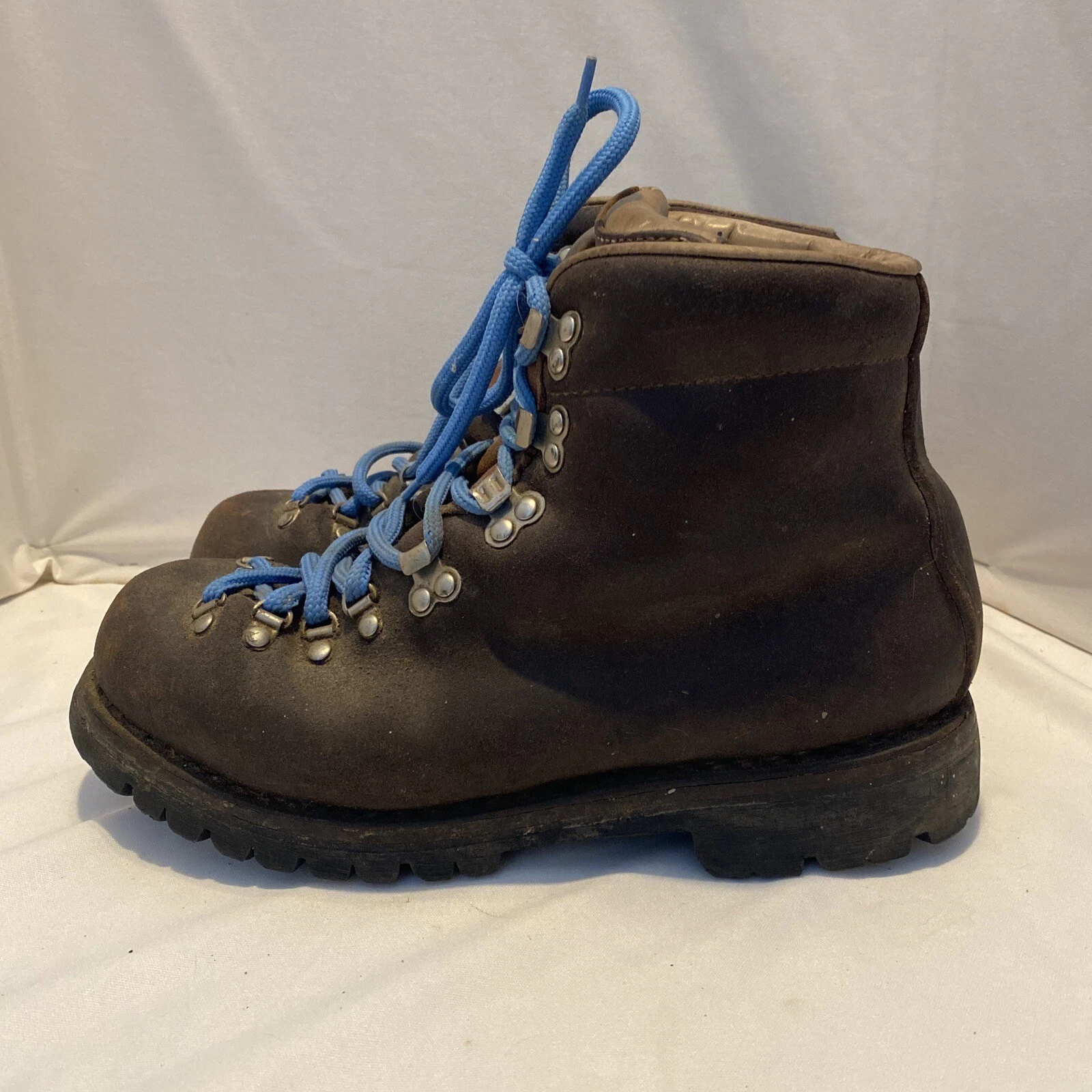 Vintage Leather Hiking Boots Vasque 7505 Hiking Boots? Read Description Pleass