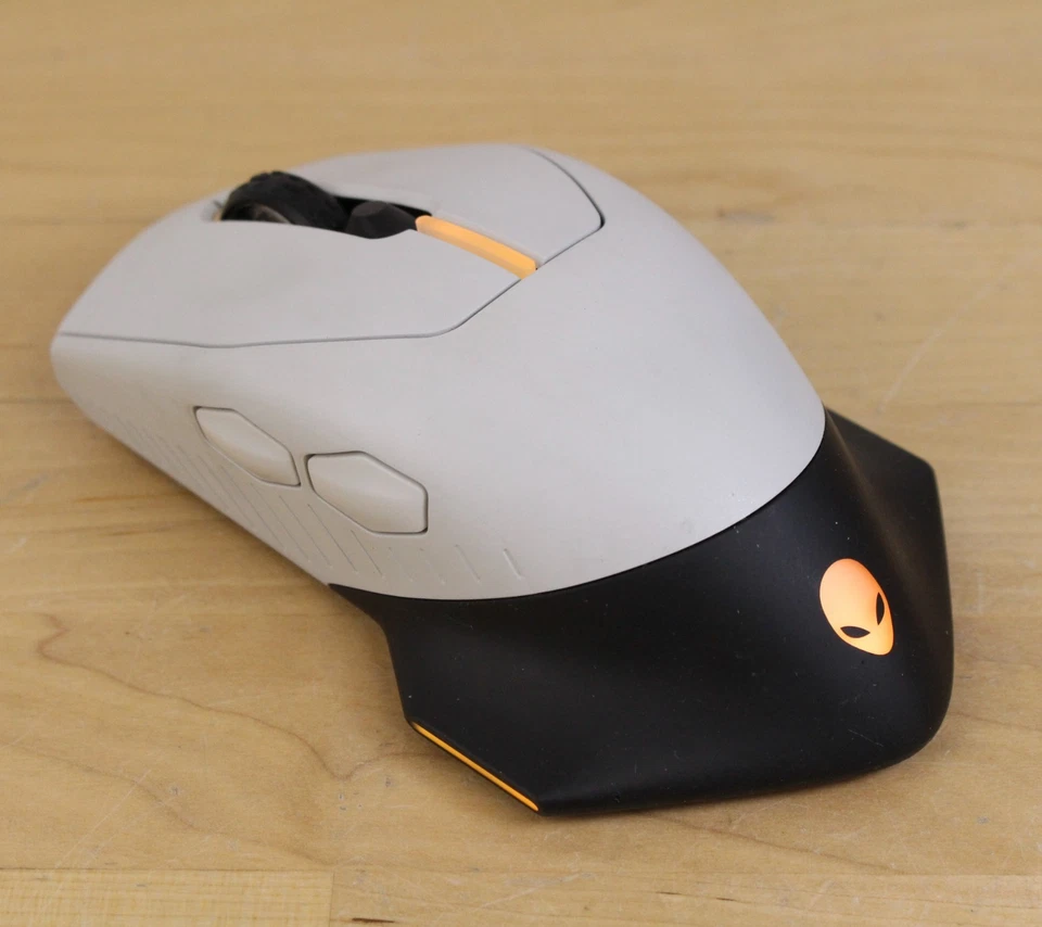 Проводная/беспроводная игровая мышь Alienware белая AW610M лунный свет с ключом - Изображение 2 из 4