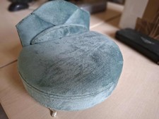 portagioie velluto verde a forma di divanetto rotondo