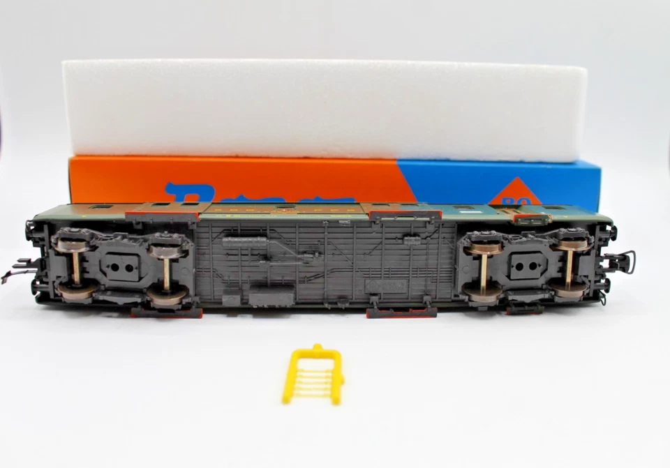 Autocar de equipaje suizo ROCO HO 4240 SSB FFS caja naranja y azul Foto 4 de 4