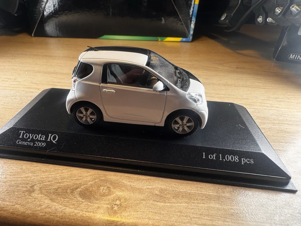 Minichamps Toyota iQ Geneva 2009 1:43 White/Black — 1 of 1008 pcs - Image 3 of 4