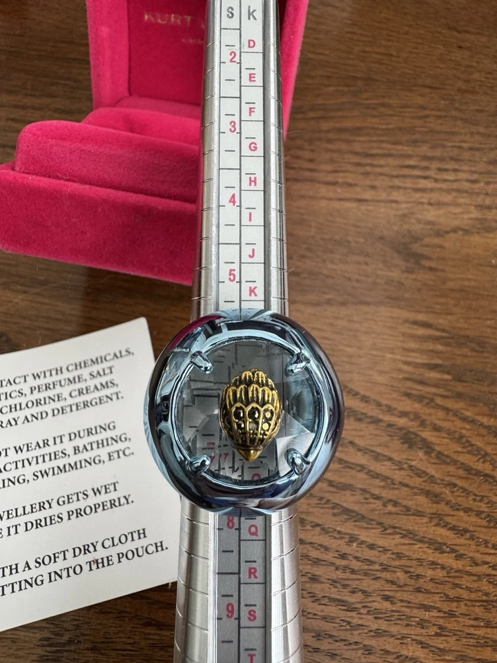 Anillo de resina cristal tono dorado águila piedra redonda azul kurt geiger london Foto 2 de 3