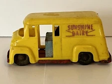 VINTAGE WYANDOTTE SUNSHINE DAIRY MILK TRUCK TOY 5"