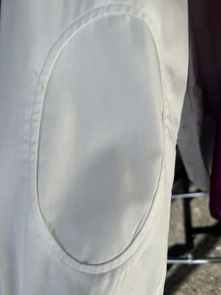 Camisa de vestir Prada blanca con tachuelas doradas  Foto 4 de 4