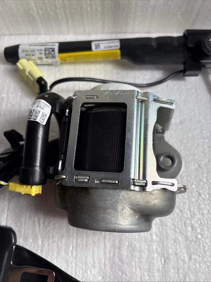 2020-2023 Jeep Renegade Front Passenger Right Seat Belt W/ TENSIONER - Image 2 of 4