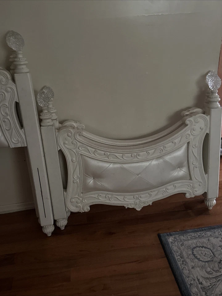 Elegante juego de marco de cama doble blanco - cabecero/piel acolchado - diseño ornamentado Foto 2 de 4