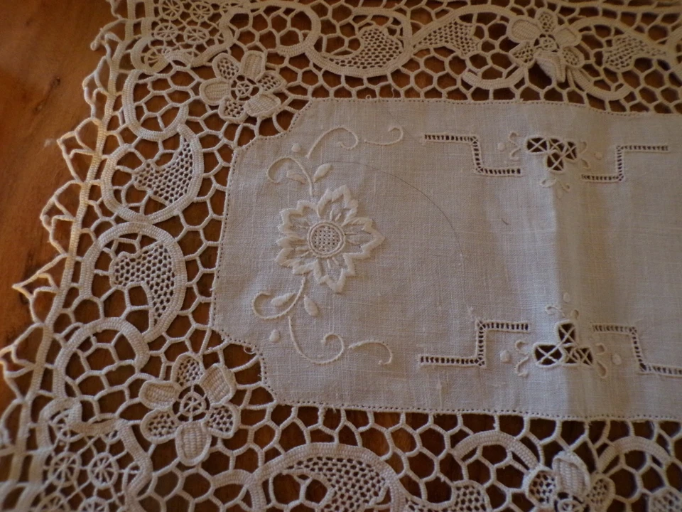 Linge ancien 1 Napperon lin blanc brodé avec pourtour en dentelle beige - Photo 3/3