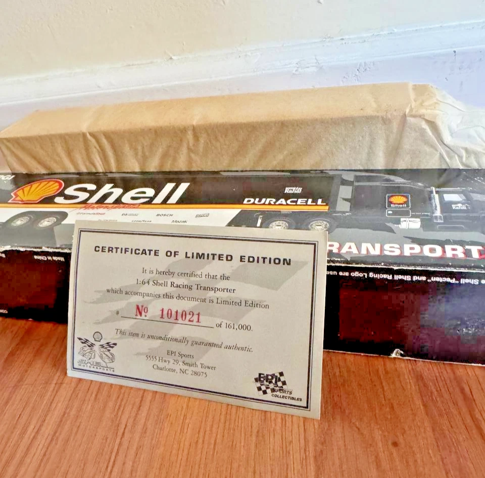 Corgi Classics 1:64th SHELL Collectable Racing Transporter NIB Motorsport Rahal - Image 4 of 4