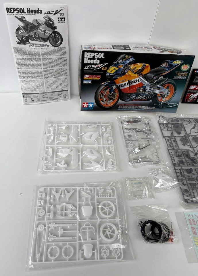 TAMIYA 14096 HONDA RC211V ‘03 Repsol Valentino Rossi 1/12 Komplett - Neu in OVP - Bild 3 von 4