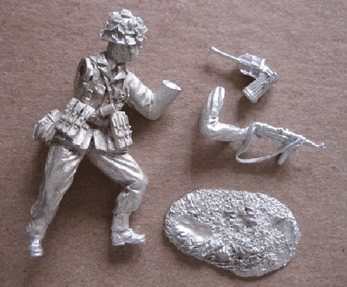 Valiant Miniatures Kit # 9658 - German Firing MP40 WWII 1944 - 54mm - Bild 2 von 2