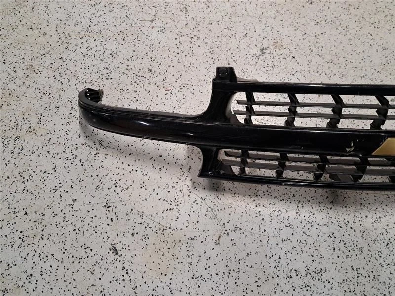 FRONT GRILLE fits CHEVROLET SUBURBAN 2001 - 2006 - Image 4 of 4