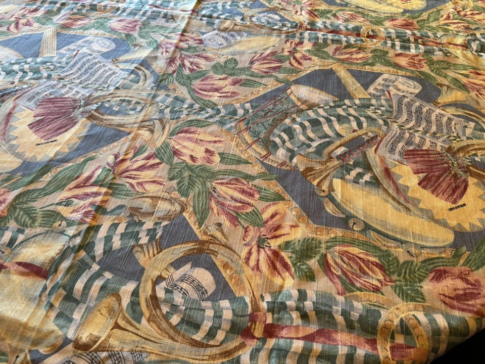 Exclusivo material de tapiz de mantel personalizado de 93 pulgadas en tonos joya apagados Foto 3 de 4