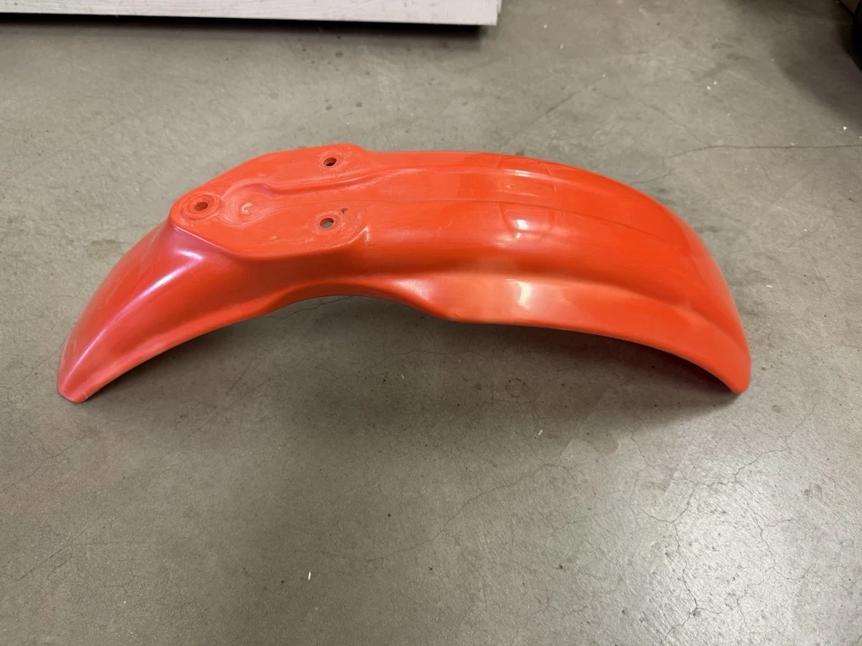 Guardabarros delantero Honda CR60 1983, 84, 85 OEM. Número de pieza Honda 61100-GC4L-7000. Foto 2 de 4