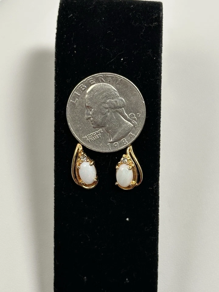 Pendientes perforados vintage enchapados en oro con detalles de diamantes de imitación transparentes de ópalo blanco Foto 4 de 4