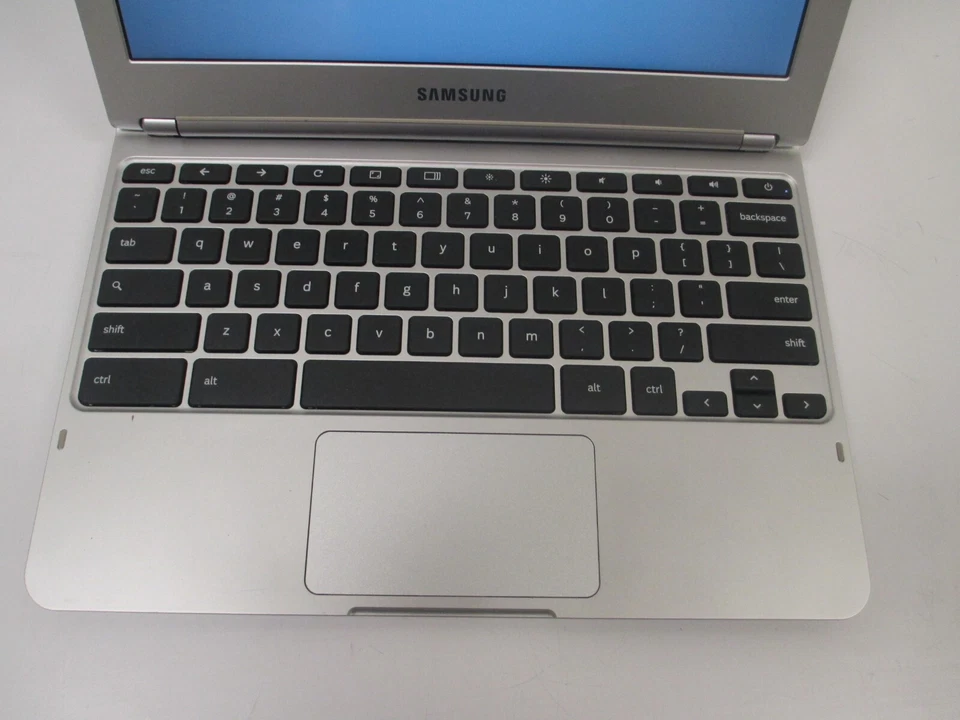 Samsung Chromebook XE303C12 11.6" 16GB SSD 2GB RAM 1.7GHz NO OS - Image 3 of 4