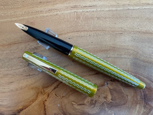 Lady Sheaffer Golden Wavy Lines Enamalled Fountain Pen - Picture 2 of 9