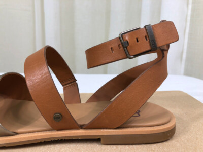 新品未使用　[EXCLUSIVE]UGG（R） / CLASSIC SANDAL NEW UGG Womens Zahara Leather Strappy Flat Sandal US 9/EURO