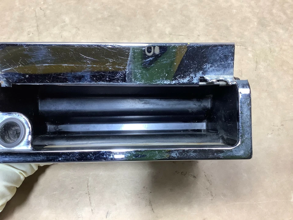 2006 AUDI A8 QUATTRO 4.2L V8 PAINEL FRONTAL CONSOLE BANDEJA DE CINZAS INSERÇÃO ACABAMENTO FABRICANTE DE EQUIPAMENTO ORIGINAL+ - Imagem 4 de 4