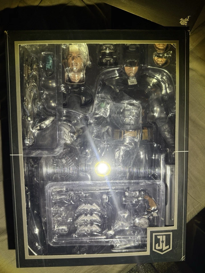 Figura de lujo de Batman Liga de la Justicia coleccionable escala 1/6 MMS456 Hot Toys, Bruce Foto 2 de 4