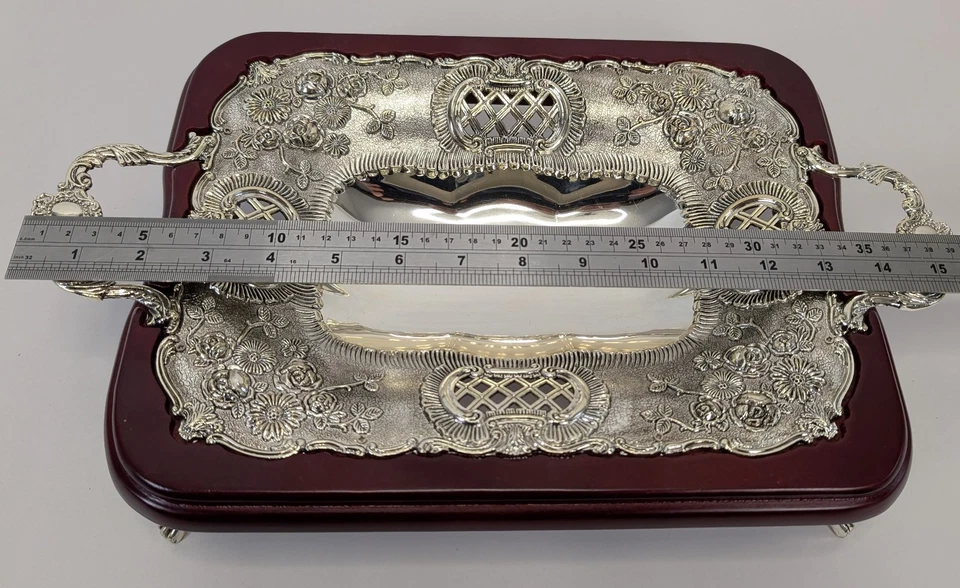 Bandeja de diseño de encaje vintage para servir frutas o bocadillos madera y placa de plata Foto 2 de 4