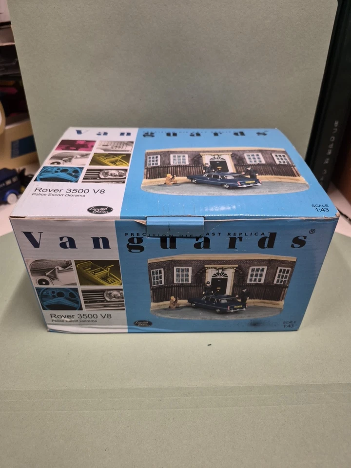 VANGUARDS PD3002 ROVER 3500 V8 POLICE ESCORT DIORAMA  SCALA 1:64 - Immagine 2 di 4