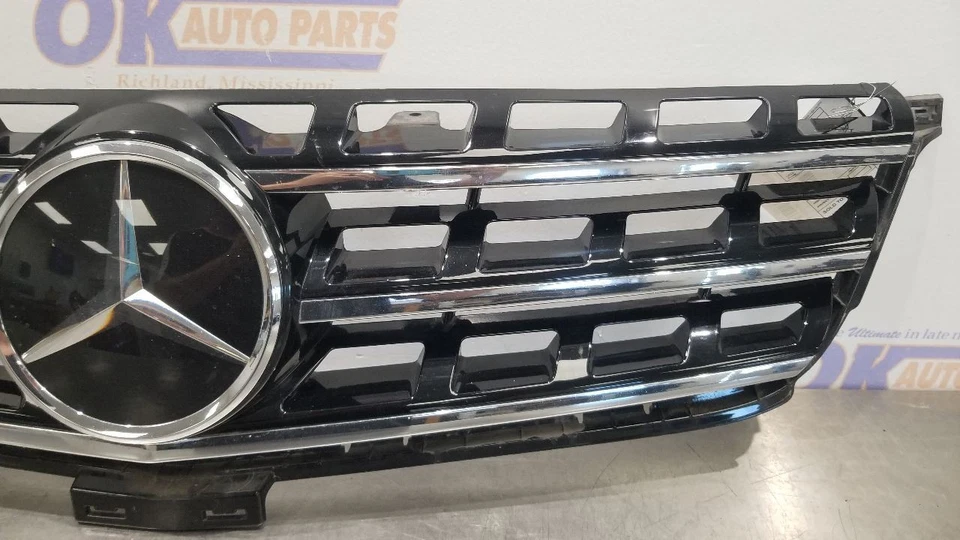 14 MERCEDES BENZ ML63 AMG X166 UPPER GRILLE ASSEMBLY - Image 4 of 4
