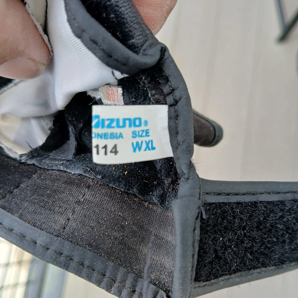 Mizuno Women’s Softball Red And White Batting Gloves  Size XL - Image 3 of 3