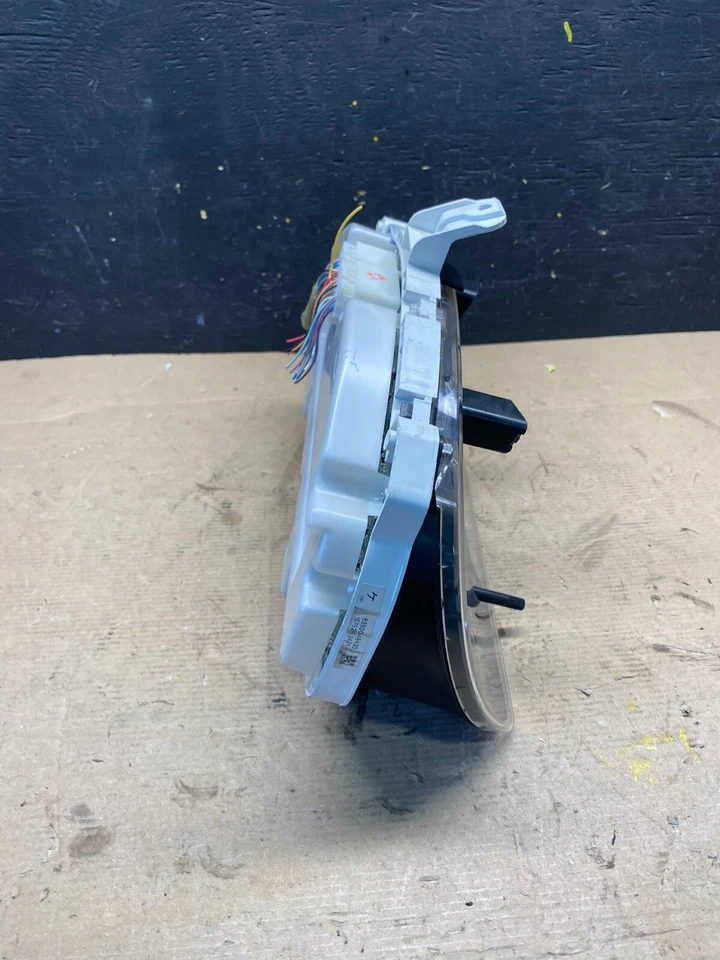 2004 to 2007 Toyota Highlander Speedometer Insrument Gauge Cluster N7572 DG - Image 3 of 4