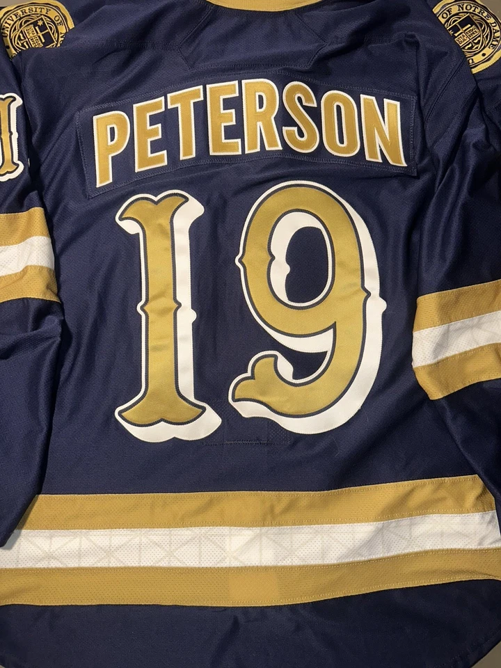 Hóquei Notre Dame. Under Armour. Equipe emitida. Camiseta usada em jogos. Tamanho 48 - Imagem 2 de 4