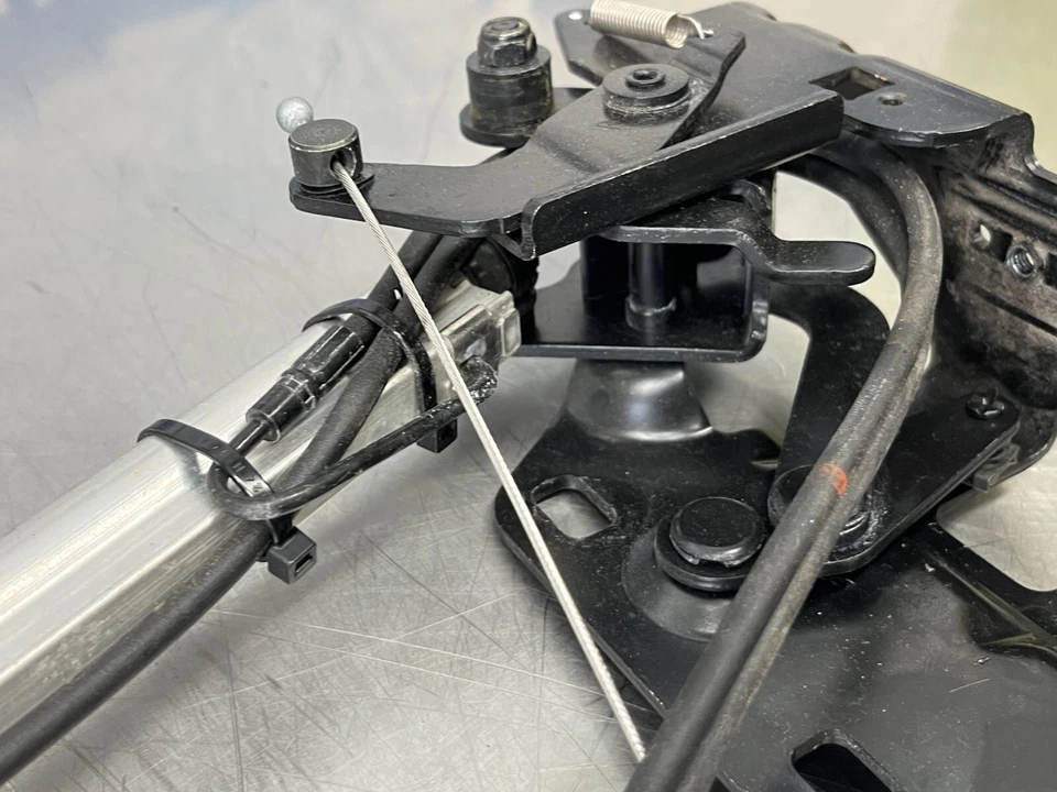 2008 Bmw 650i Tonneau 盖液压升降缸 - 乘客右 - E64 - 152k — 第 3/4 张图片