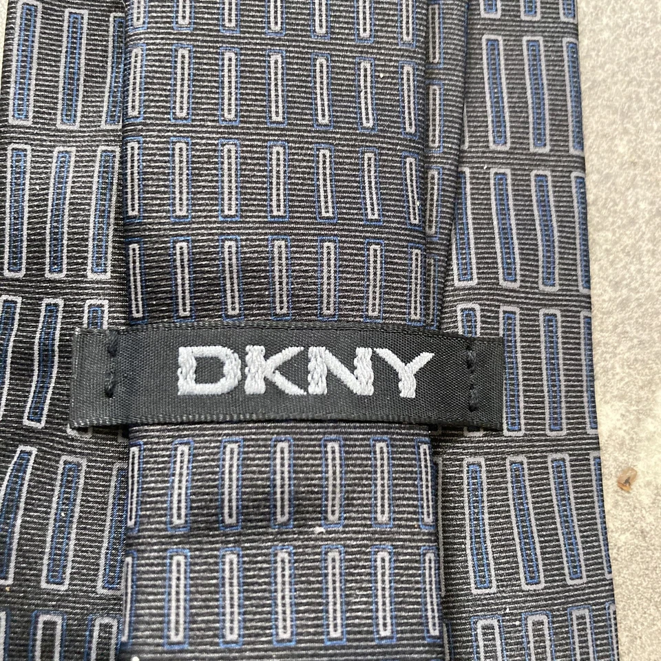 Corbata DKNY Estampado Geométrico Gris Seda Cuello Hecha en México De Tela Importada Foto 4 de 4