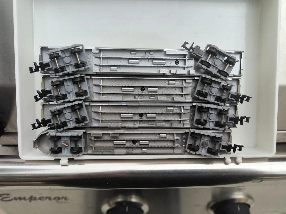 N scale Model Power Penn Central 4 lightweight passenger car set used as is - Image 4 of 4