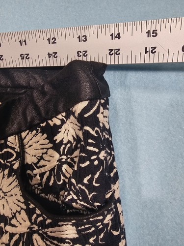 Willow & Clay Womens Stretch Leggings Size 6 Pull On Floral Pattern Black/White - Picture 2 of 5