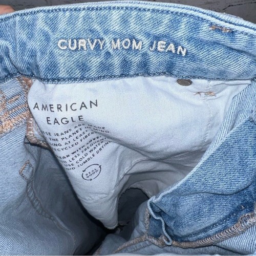 Pantalones de mezclilla American Eagle Strigid Distressed lavado claro curvilíneo mamá talla 12 cortos - Imagen 7 de 9